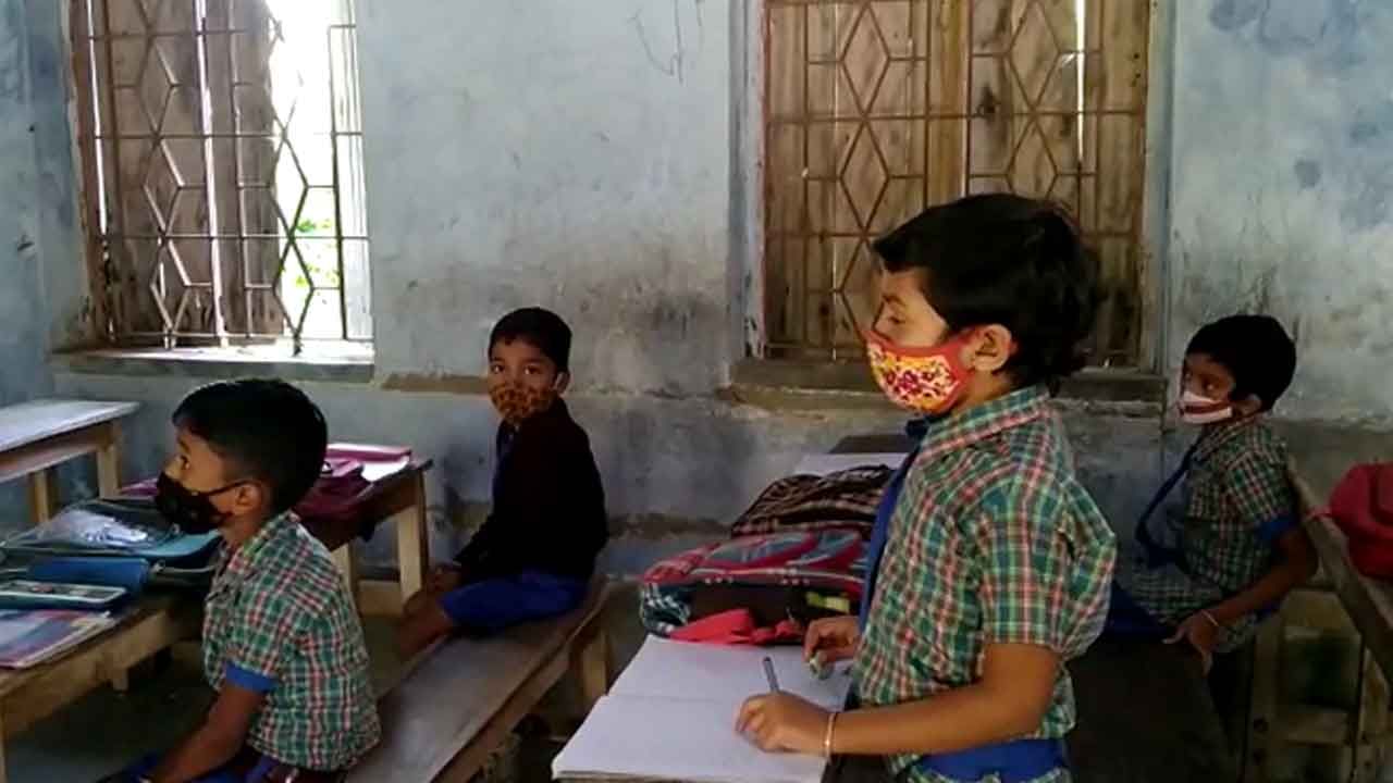 Canning School Reopening: ২ বছরে শেখানো জিনিস ভুলে গিয়েছে বাচ্চারা! কোভিড ভুলেই খুদে পড়ুয়াদের ক্লাসে ডাকলেন শিক্ষকরা