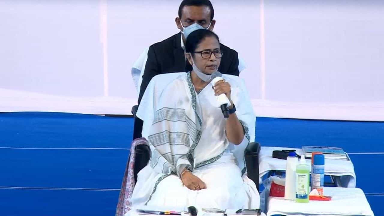 Mamata Banerjee on Landslide in Ganges: 'গঙ্গার ধারে বাড়ি করা বন্ধ করুন, নয়ত সব ধসে পড়বে' Mamata Banerjee on Landslide in Ganges: 'গঙ্গার ধারে বাড়ি করা বন্ধ করুন, নয়ত সব ধসে পড়বে'