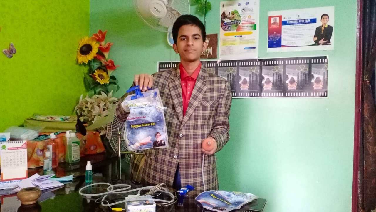 Hooghly: টাচ ফ্রি- পোর্টেবল হ্যান্ড স্যানিটাইজার তৈরি করে কেন্দ্রের পেটেন্ট পেলেন নবম শ্রেণির অভিজ্ঞান