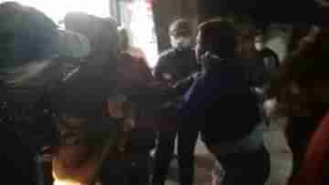 Civic Volunteer beaten: টোটোচালকদের দৌরাত্ম্য মন্দিরতলায়, সিভিক ভলান্টিয়ারকে মারতে মারতে নর্দমায়