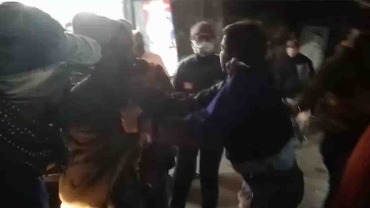 Civic Volunteer beaten: টোটোচালকদের দৌরাত্ম্য মন্দিরতলায়, সিভিক ভলান্টিয়ারকে মারতে মারতে নর্দমায়