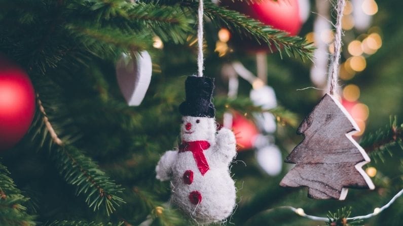 গাছের তলার দিকটা উপহারের বাক্স দিয়ে সাজান। বাড়িতে ছোটরা থাকলে বড়দিনে তাদের জন্য তো উপহার কিনতেই হবে। সেগুলো রাখুন গাছের গোড়ার দিকটায়। 