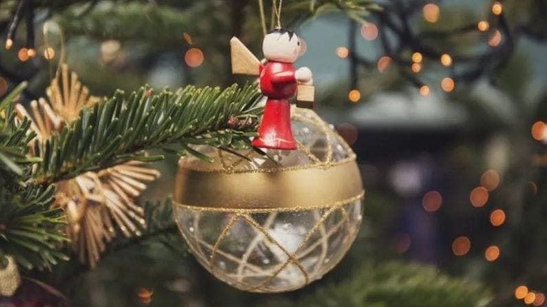 গিফ্টের বাক্সগুলো যে কাগজ দিয়ে মুড়ে নিচ্ছেন, সেগুলোর রংও বাছুন একটার সঙ্গে আর একটা মিশিয়ে।