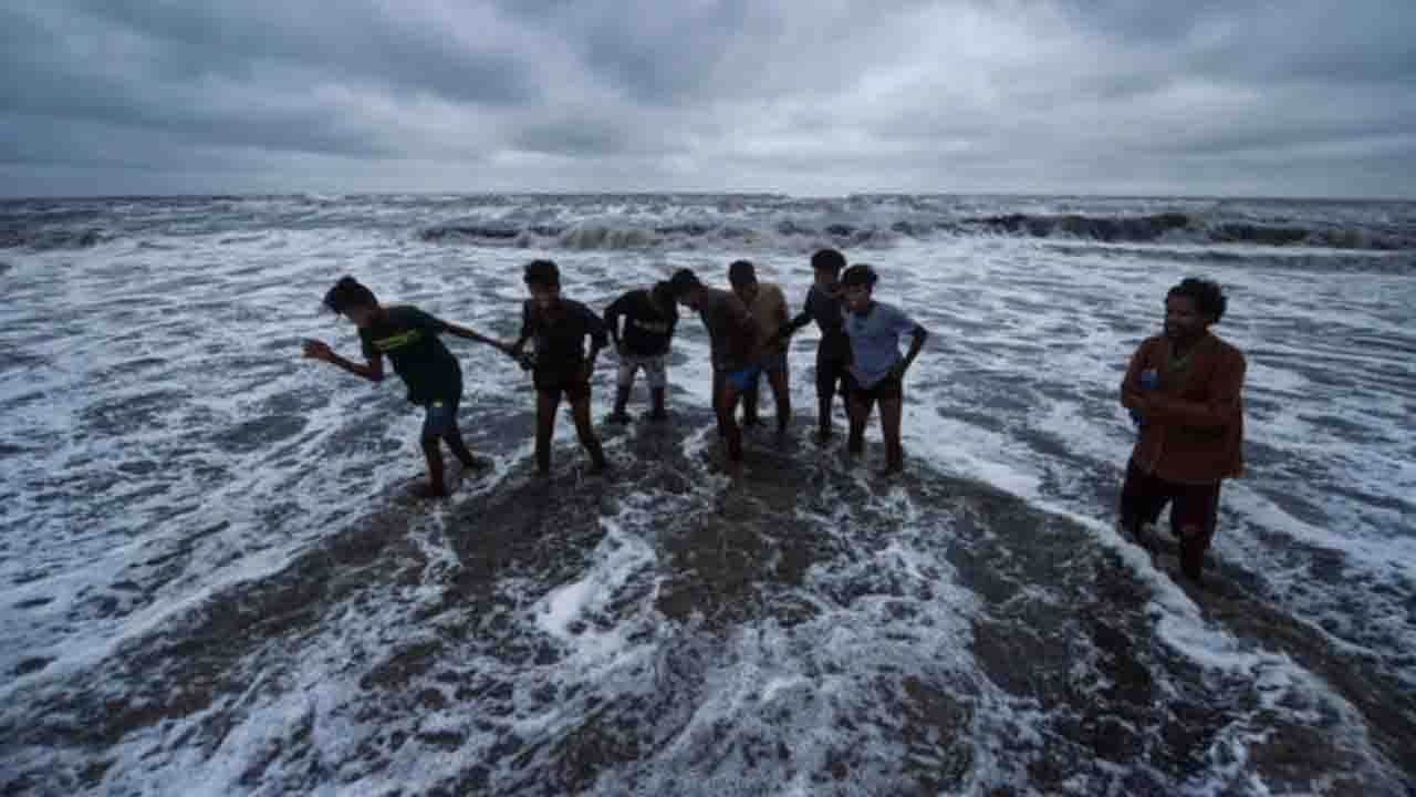 Cyclone Jawad: সাগরেই শক্তি হারাচ্ছে জাওয়াদ, কেমন থাকবে কলকাতার আবহাওয়া?
