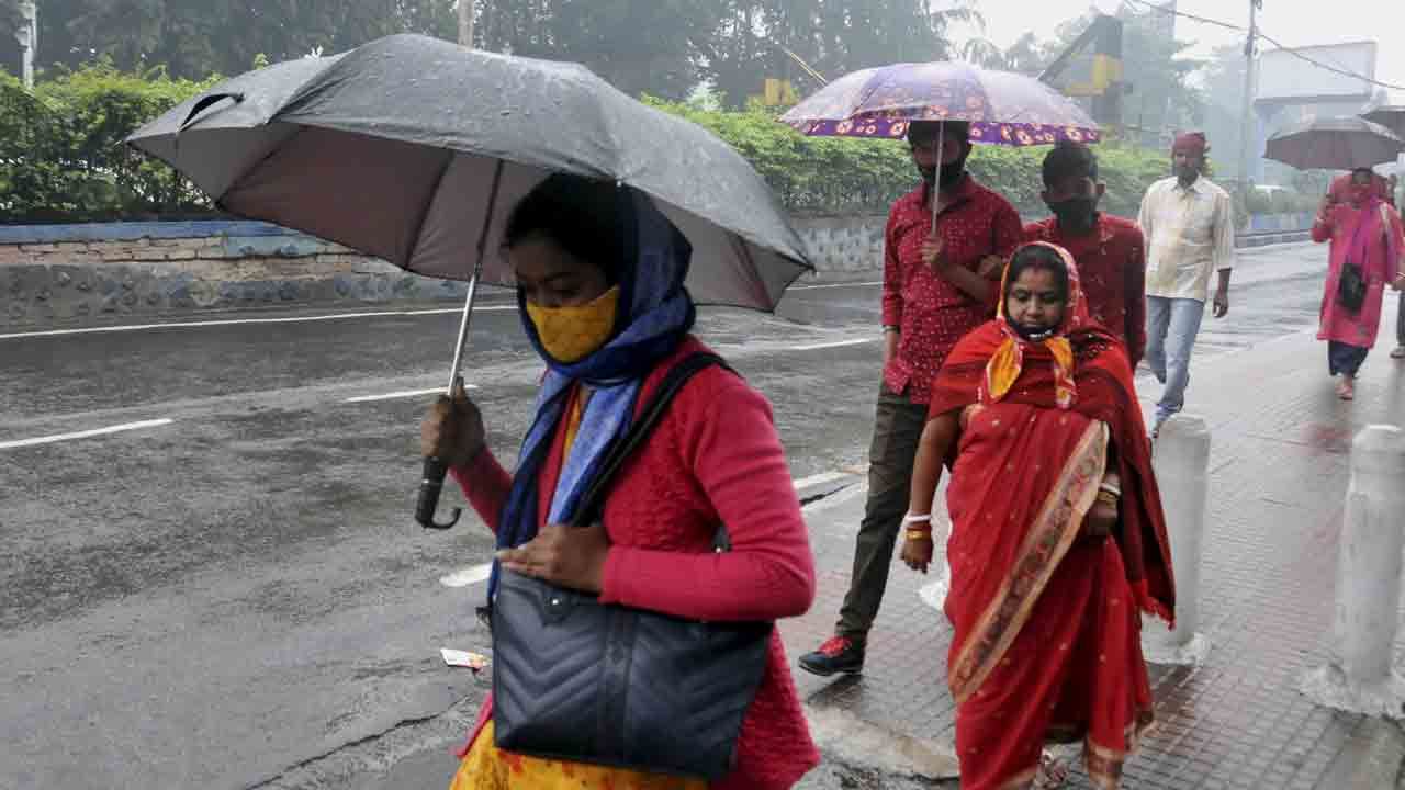 Cyclone in Bengal: ডিসেম্বরের কলকাতায় বৃষ্টির দাপট! এমন অকাল বর্ষণ গত ৪০ বছরে দেখেনি তিলোত্তমা