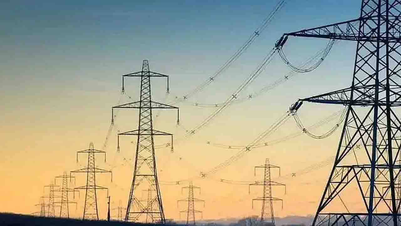 Discoms: ডিসকমের উপর বিদ্যুৎ উৎপাদক কোম্পানির বকেয়া পেরলো ১.১৩ লাখ কোটি টাকা