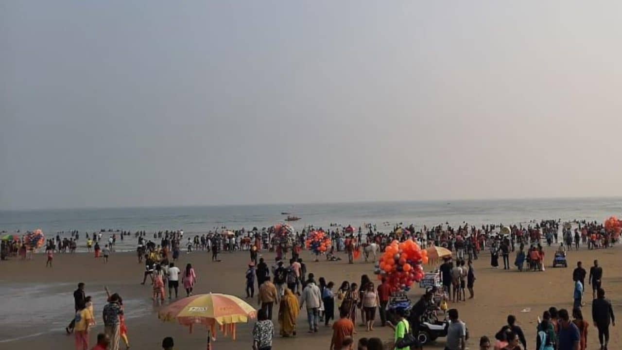 Digha: ২৫-এর পার্কস্ট্রিটকে ভিড়ে টেক্কা দিচ্ছে দিঘার সৈকত, করোনা বিধি ভেঙে গ্রেফতার ৩০!