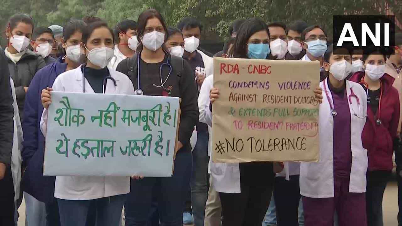 Doctors Protest in Delhi: চিকিৎসক-পুলিশ খণ্ডযুদ্ধে থমকে রাজধানীর স্বাস্থ্য পরিষেবা, প্রতিবাদে সামিল দিল্লি এইমসও Doctors Protest in Delhi: চিকিৎসক-পুলিশ খণ্ডযুদ্ধে থমকে রাজধানীর স্বাস্থ্য পরিষেবা, প্রতিবাদে সামিল দিল্লি এইমসও