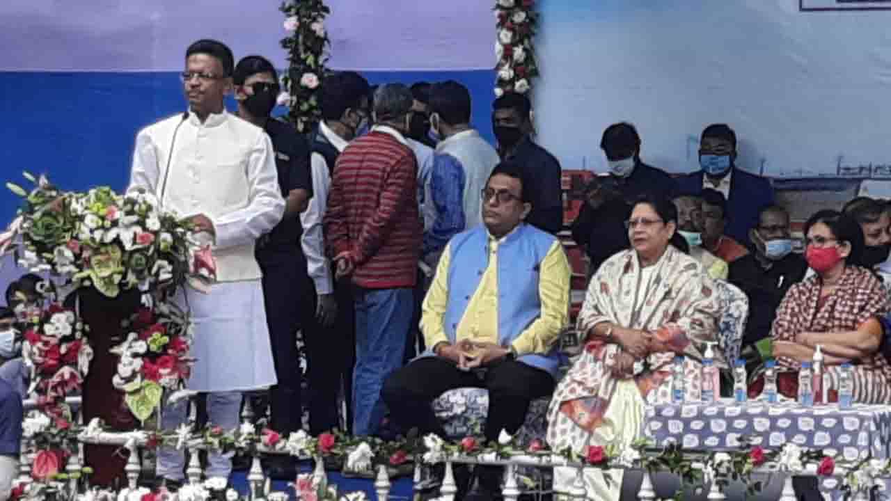 COVID 19 in Kolkata: করোনা আক্রান্ত এক মেয়র পারিষদ ও পাঁচ পুরকর্মী, শপথ অনুষ্ঠান ঘিরে আরও বাড়ল উদ্বেগ COVID 19 in Kolkata: করোনা আক্রান্ত এক মেয়র পারিষদ ও পাঁচ পুরকর্মী, শপথ অনুষ্ঠান ঘিরে আরও বাড়ল উদ্বেগ