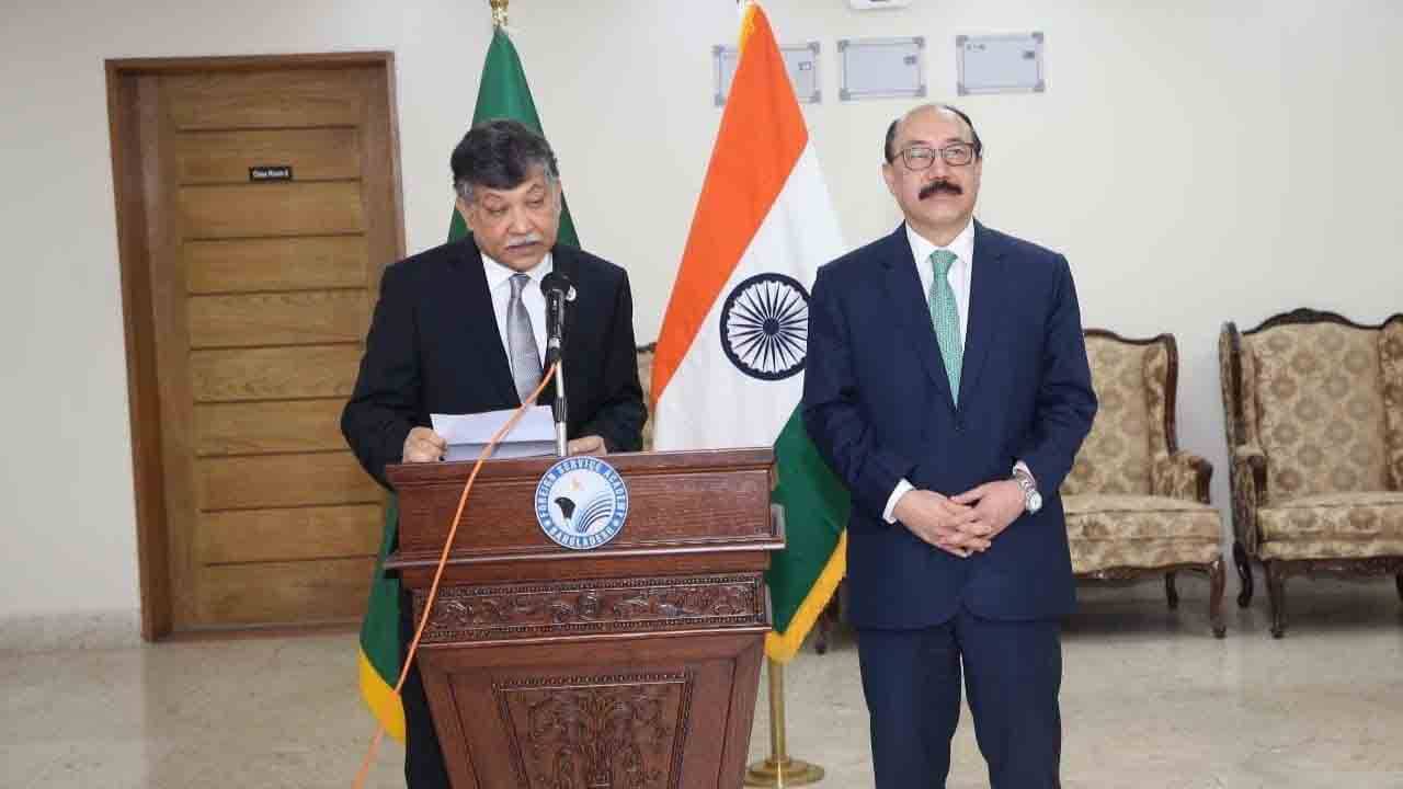 Shringla meets Momen: ভারত-বাংলাদেশ সম্পর্কের সোনালি অধ্যায় চলছে, ঢাকা সফরে বন্ধুত্বের নতুন সংজ্ঞা শ্রিংলার