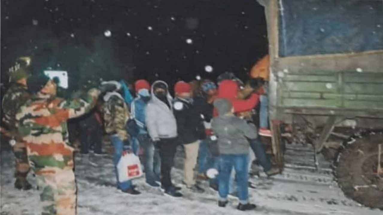 Indian Army rescues tourists: নাথু লায় প্রবল তুষারপাত, আটকে পড়া এক হাজারের বেশি পর্যটককে উদ্ধার করল সেনা