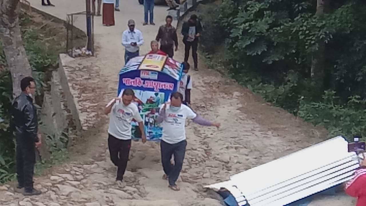 Photo Gallery: পাহাড় থেকে হাসপাতালে পৌঁছতে অভিনব উদ্যোগ, ভারতে প্রথম পালকি অ্যাম্বুল্যান্স চালু হল আলিপুরদুয়ারে