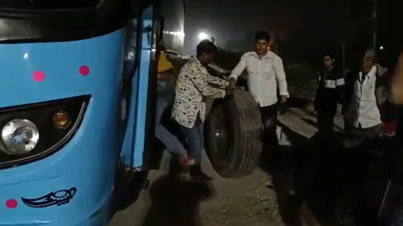 Jalpaiguri Bus Service: গন্তব্যে পৌঁছানোর আগেই যান্ত্রিক ত্রুটি, বাসের চাকাই খুলে নিয়ে চলে গেলেন যাত্রীরা!