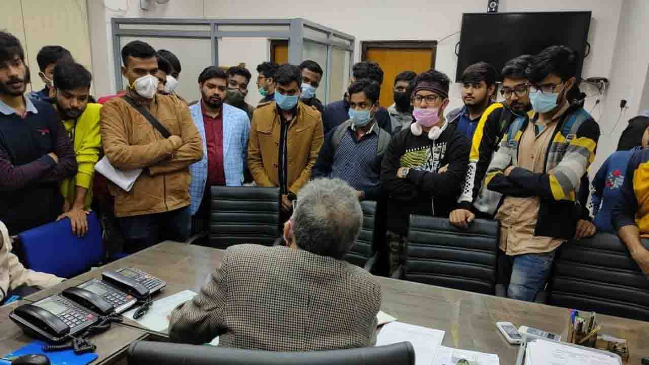 Jadavpur University: যাদবপুরে টাকার বিনিময়ে ভর্তি করিয়ে দেওয়ার চক্র? আটক দুই বহিরাগতর গাড়িতে তৃণমূলের ব্যাজ