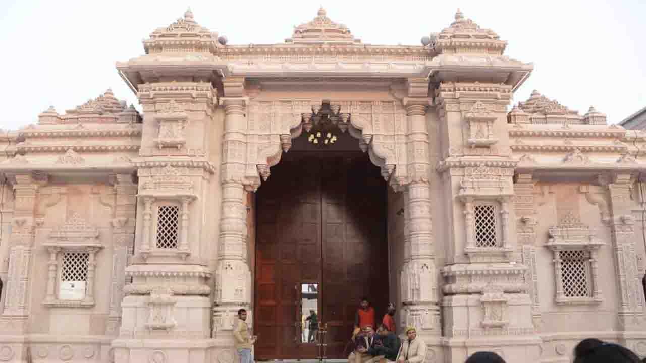 গঙ্গা থেকে সোজা পৌঁছে যাওয়া যাবে বিশ্বনাথ মন্দিরে। সেই পরিকল্পনা নিয়েই তৈরি হয়েছে কাশী বিশ্বনাথ করিডর। ২০১৯ এ এই প্রকল্পের শিলান্যাস করেছিলেন প্রধানমন্ত্রী নরেন্দ্র মোদী। আজ, ১৩ ডিসেম্বর সেই প্রকল্পের উদ্বোধন করা হবে। এ দিন দেশ জুড়ে পালিত হচ্ছে 'দিব্য কাশী, ভব্য কাশী।' মন্দিরে মন্দিরে শিব আরাধনার উদ্যোগ নিয়েছে বিজেপি। তার আগে সেজে উঠেছে কাশীর বিশ্বনাথ মন্দির। কাশী জুড়ে সাজো সাজো রব। আলোয় সাজানো হয়েছে মন্দির চত্বর।