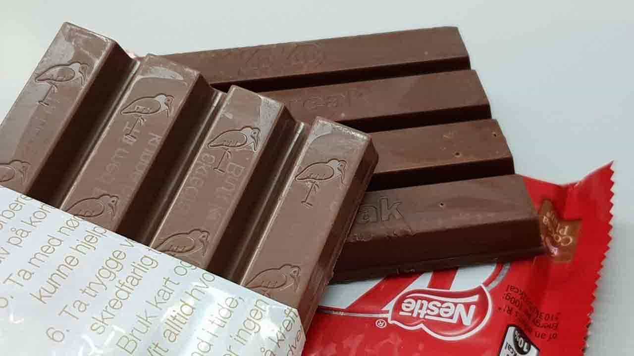 Viral Video: কিটক্যাট নাকি ছুরি! টোম্যাটো দু'ভাগ হল কিটক্যাট দিয়ে... দেখুন আজব ভাইরাল ভিডিয়ো
