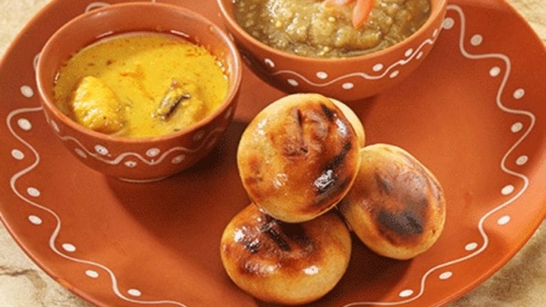 বিহারের লিট্টি চোকা দেশের সর্বত্রই জনপ্রিয়। বিয়ের মেনু একটু অন্য রকম করতে চাইলে এই খাদ্যকে বেছে নিতে পারেন। বেসন দিয়ে তৈরি করা হয় এই পদ।