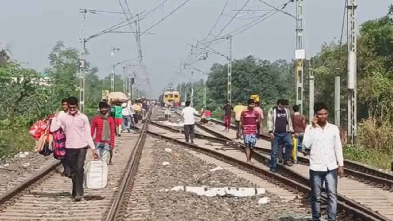 Murshidabad Crime News: লাইনের দুপাশে যুবকের দেহের দুই অংশ! শিয়ালদা থেকে ট্রেন ছাড়ার পর কামরাতেই ঘটে ভয়ঙ্কর ঘটনা