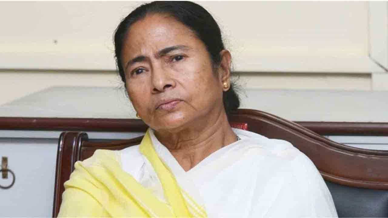 Ganesh Banerjee admitted to SSKM: বুকে ব্যাথা নিয়ে এসএসকেএমে মুখ্যমন্ত্রীর ভাই, দেখতে হাসপাতালে ছুটলেন উদ্বিগ্ন মমতা Ganesh Banerjee admitted to SSKM: বুকে ব্যাথা নিয়ে এসএসকেএমে মুখ্যমন্ত্রীর ভাই, দেখতে হাসপাতালে ছুটলেন উদ্বিগ্ন মমতা