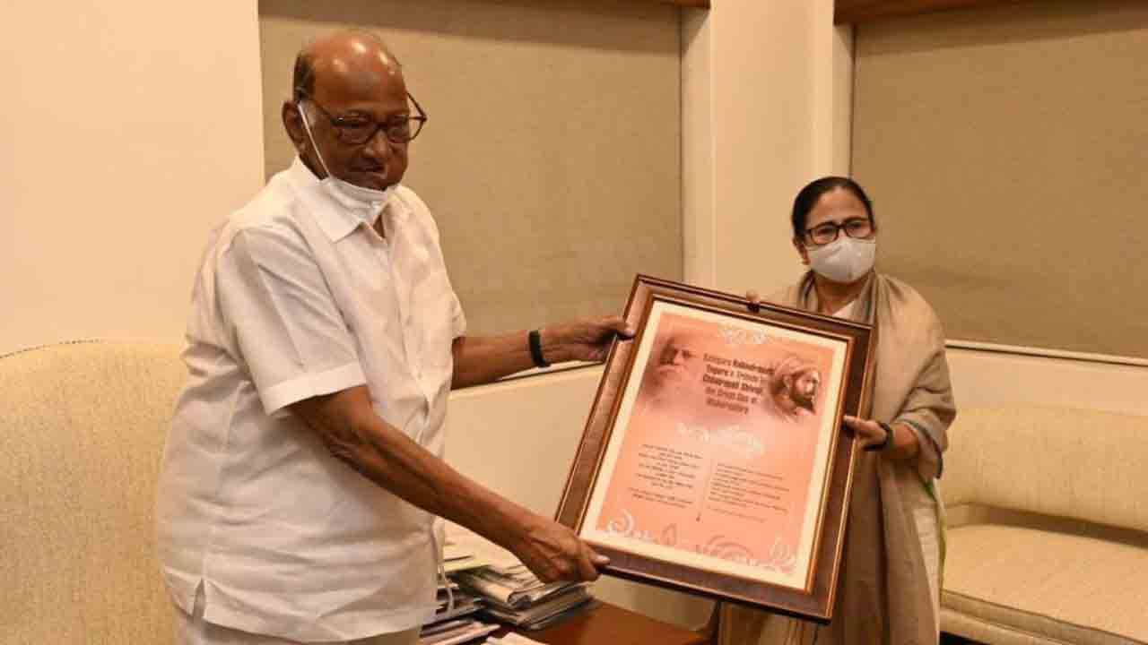 Mamata in Mumbai: ছুৎমার্গ নেই কংগ্রেসে, মমতাকে পাশে নিয়ে বার্তা পাওয়ারের