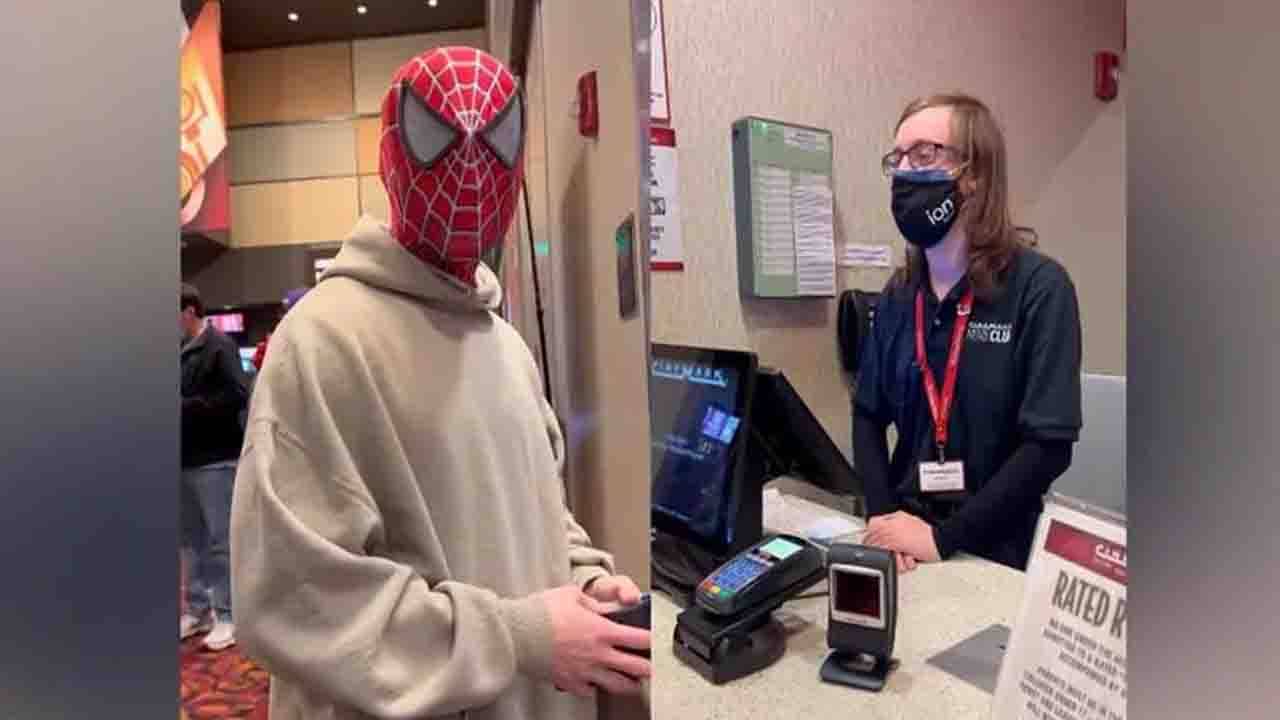 Viral Video: স্পাইডারম্যানের মুখোশ পরা এক ব্যক্তিকে কোন সিনেমার টিকিট চাই জিজ্ঞাসায় কর্মচারী ভাইরাল হলেন নেটদুনিয়ায়