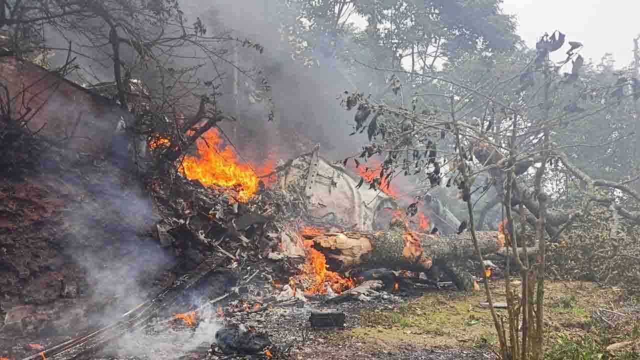 সূত্রের খবর, বুধবার দুপুর ১২ টা ২০ মিনিটে তামিলনাড়ুর কুন্নুরে ভেঙে পড়ল সেনাবাহিনীর এমআই-১৭ হেলিকপ্টার। বিকট আওয়াজ কানে যেতেই ছুটে আসেন গ্রামবাসীরা। পাহাড়ি এলাকায় একটি বাড়ি সামনে হেলিকপ্টারটি ভেঙে পড়ে। এলাকাবাসী সেখানে পৌঁছে দেখেন, কপ্টারটি টুকরো টুকরো হয়ে পড়ে রয়েছে। আর তাতে দাউ দাউ করে আগুন জ্বলছে।