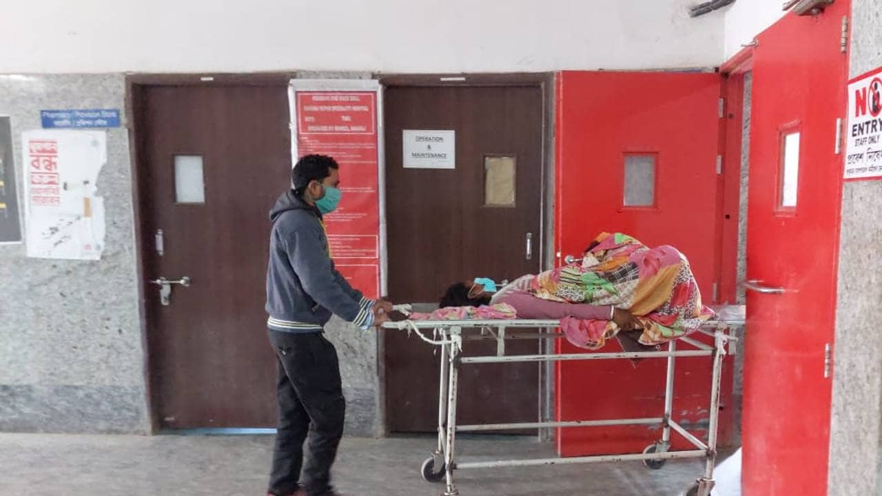 Raiganj: ভেতরে চলছে রোগী কল্যাণের বৈঠক, বাইরে দালালদের রমরমা! বিতর্কে রায়গঞ্জ মেডিকেল কলেজ হাসপাতাল