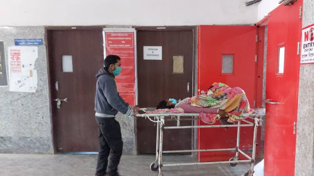Raiganj: ভেতরে চলছে রোগী কল্যাণের বৈঠক, বাইরে দালালদের রমরমা! বিতর্কে রায়গঞ্জ মেডিকেল কলেজ হাসপাতাল