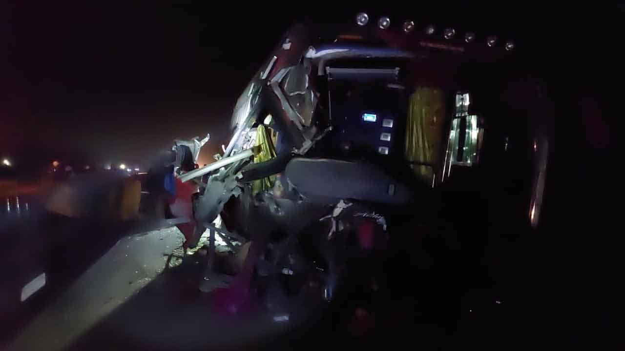 Bus Accident: জানলার কাচ চুইয়ে পড়ছিল রক্ত, ভিতরে থেকে ওঁদের টেনে বার করে আনতে কষ্ট হচ্ছিল খুবই! মধ্যরাতের হাইওয়েতে ভয়ঙ্কর দৃশ্য