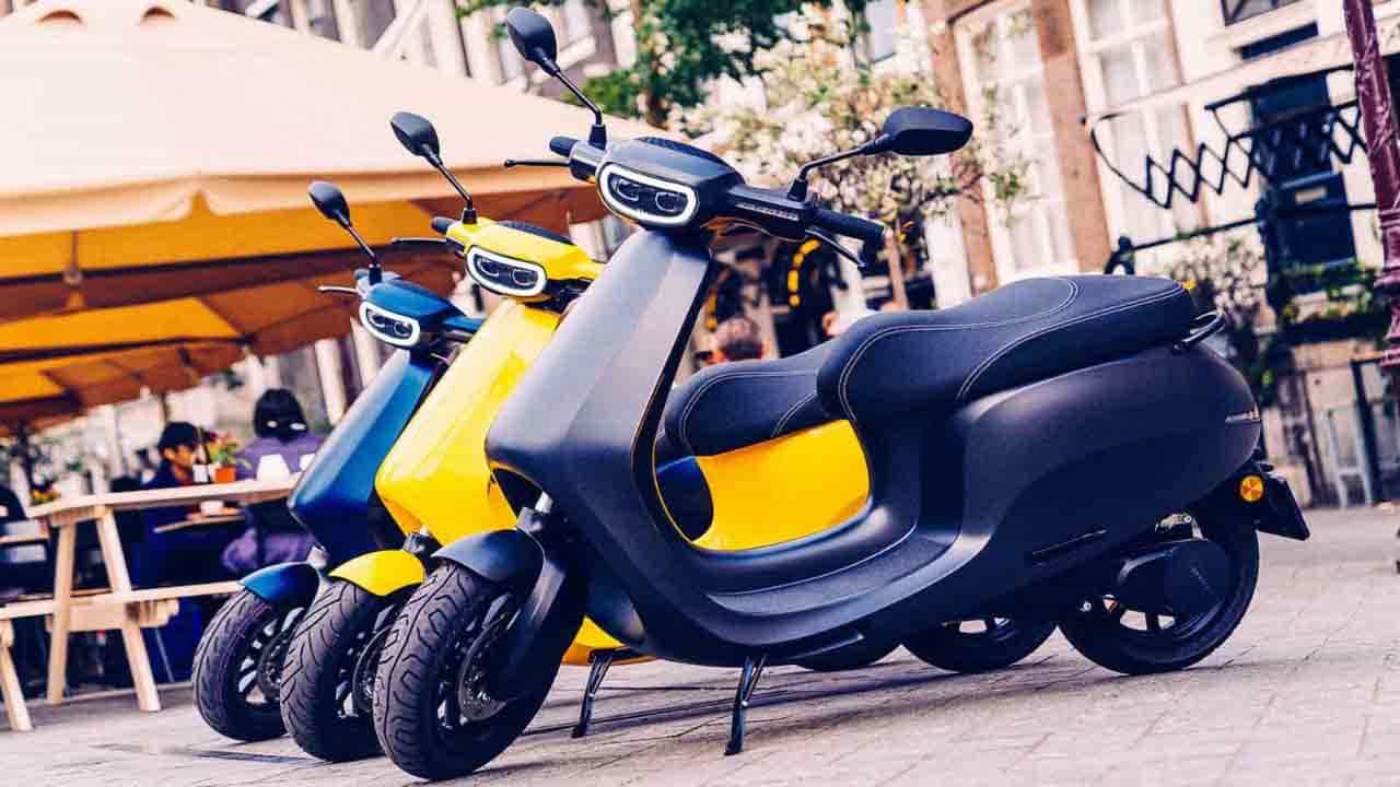 Ola Electric Scooter: প্রায় দু'মাস দেরির পর অবশেষে ভারতে শুরু হয়েছে ওলার ইলেকট্রিক স্কুটারের ডেলিভারি Ola Electric Scooter: প্রায় দু'মাস দেরির পর অবশেষে ভারতে শুরু হয়েছে ওলার ইলেকট্রিক স্কুটারের ডেলিভারি