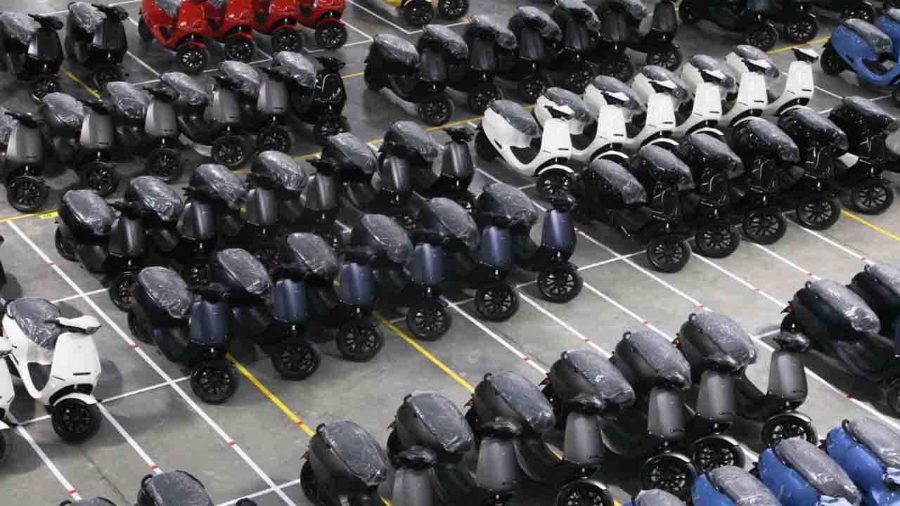 Ola Electric Scooter: অবশেষে ভারতে ওলার ইলেকট্রিক স্কুটারের ডেলিভারি শুরু হচ্ছে, জেনে নিন দিনক্ষণ Ola Electric Scooter: অবশেষে ভারতে ওলার ইলেকট্রিক স্কুটারের ডেলিভারি শুরু হচ্ছে, জেনে নিন দিনক্ষণ
