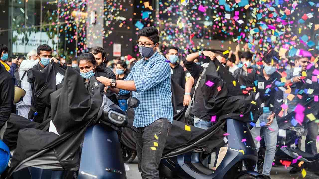 Ola S1 Delivery: প্রতিশ্রুতির একাধিক ফিচার্স নেই! তাও ডেলিভারি হল প্রথম ১০০টি ওলা এস১ ই-স্কুটারের