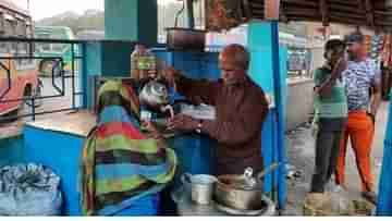 Asansol: এই গৌরীর টাকা নেই, ৩ ফুট বাই সাড়ে ৬ ফুটের একটা বাক্সে ২২ বছর জীবন কাটল চা-কাকুর!