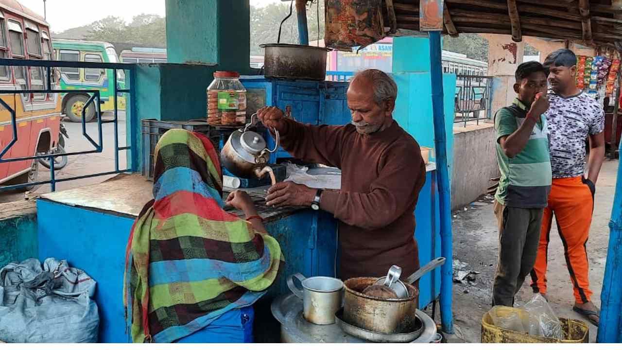 Asansol: এই গৌরীর টাকা নেই, ৩ ফুট বাই সাড়ে ৬ ফুটের একটা বাক্সে ২২ বছর জীবন কাটল চা-কাকুর!