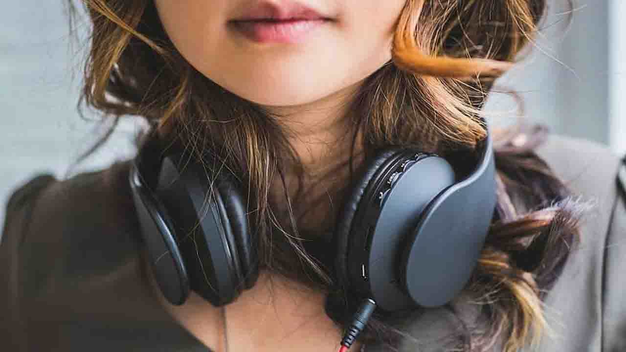 Best Over The Ear Headphones Under Rs 10000: বাজারে ঝড় তুলছে এই ৫ ওভার দ্য ইয়ার হেডফোন! খরচ ১০ হাজার টাকারও কম