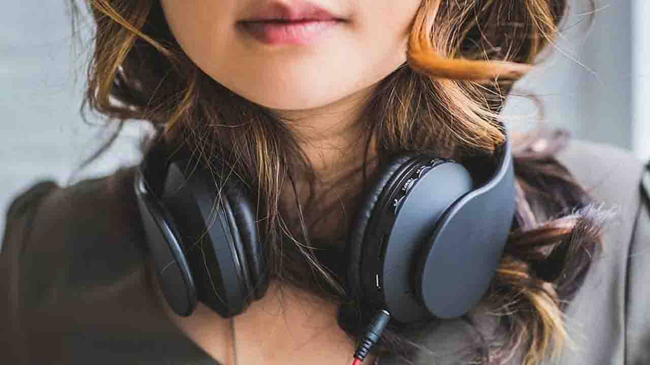 Best Over The Ear Headphones Under Rs 10000: বাজারে ঝড় তুলছে এই ৫ ওভার দ্য ইয়ার হেডফোন! খরচ ১০ হাজার টাকারও কম