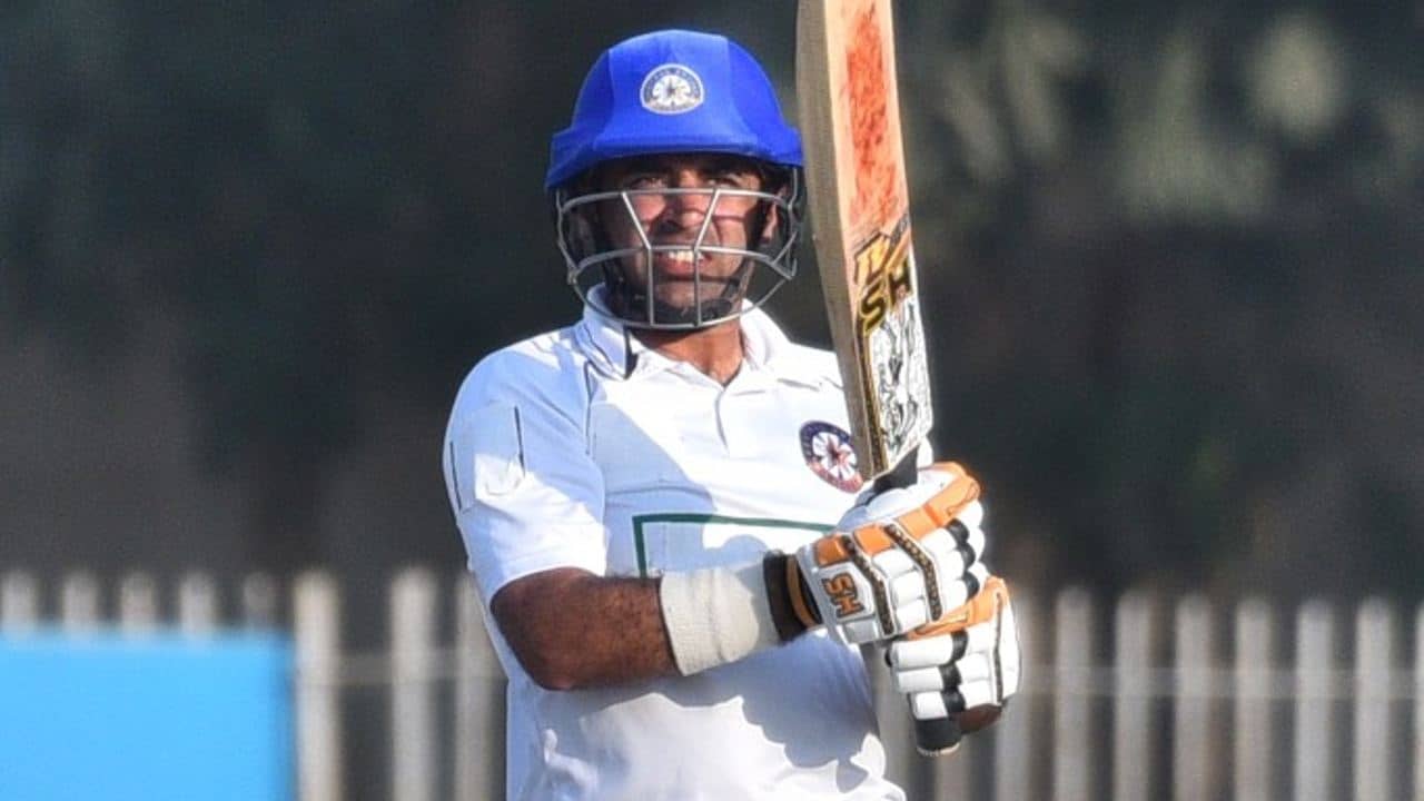 Abid Ali: বুকে ব্যথা, মাঠ থেকে হাসপাতালে ভর্তি পাক ওপেনার আবিদ