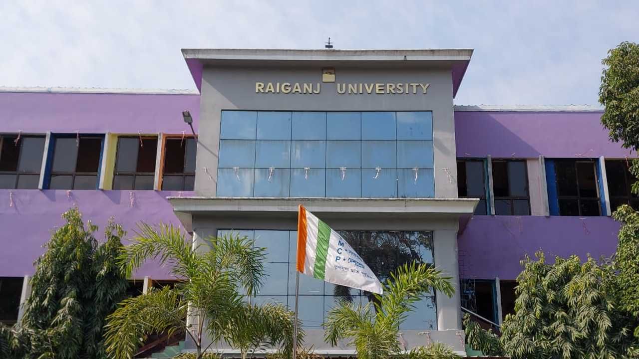 Raiganj University: মুখ্যমন্ত্রীর 'অনুপ্রেরণা'য় আচমকা বিশ্ববিদ্যালয় মুড়ে গেল টিএমসিপির পতাকা-ফেস্টুনে!