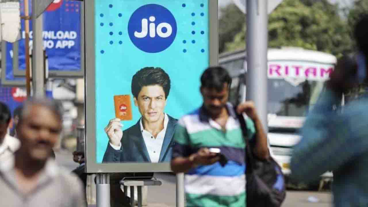 Reliance Jio: ১ টাকার রিচার্জ প্ল্যান লঞ্চের ১ দিনের মধ্যেই ডেটার অফার কমিয়ে দিল রিলায়েন্স জিও Reliance Jio: ১ টাকার রিচার্জ প্ল্যান লঞ্চের ১ দিনের মধ্যেই ডেটার অফার কমিয়ে দিল রিলায়েন্স জিও