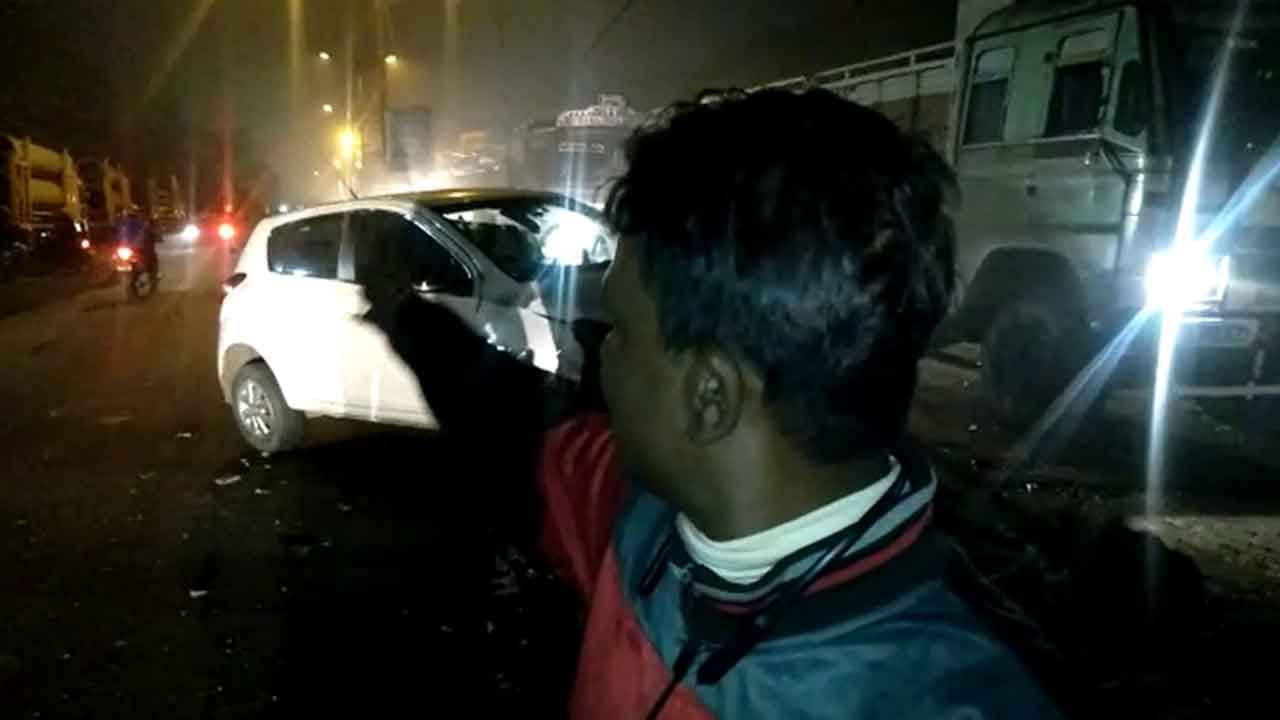 Road Accident In Khardha: দেখেই মনে হচ্ছিল অনুষ্ঠান বাড়ি থেকে ফিরছিলেন, বি টি রোডে গাড়ির ভিতর উঁকি দিতেই শিউরে উঠলেন প্রত্যক্ষদর্শীরা