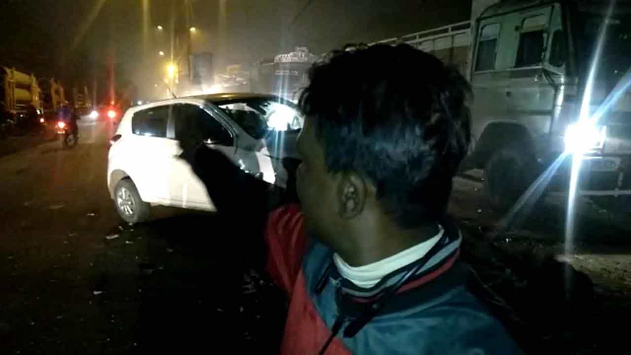 Road Accident In Khardha: দেখেই মনে হচ্ছিল অনুষ্ঠান বাড়ি থেকে ফিরছিলেন, বি টি রোডে গাড়ির ভিতর উঁকি দিতেই শিউরে উঠলেন প্রত্যক্ষদর্শীরা