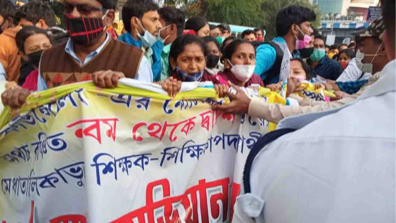 SSC : আন্দোলনে পাশে থাকুক বুদ্ধিজীবীরা, চাইছে বিক্ষুব্ধ এসএসসি চাকরিপ্রার্থীরা