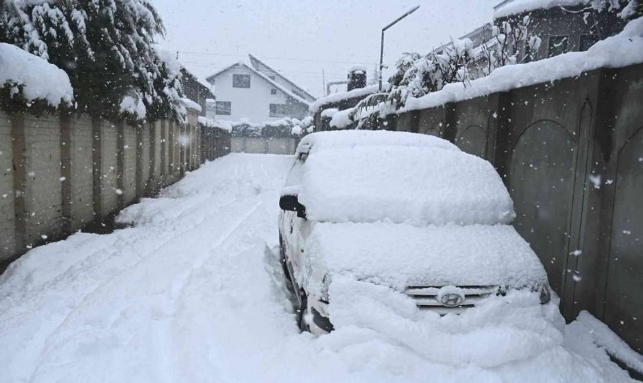 Shillong: অপ্রত্যাশিত তুষারপাতে সাদা বরফে ঢাকল শিলং! উচ্ছ্বসিত স্থানীয় থেকে পর্যটকরা