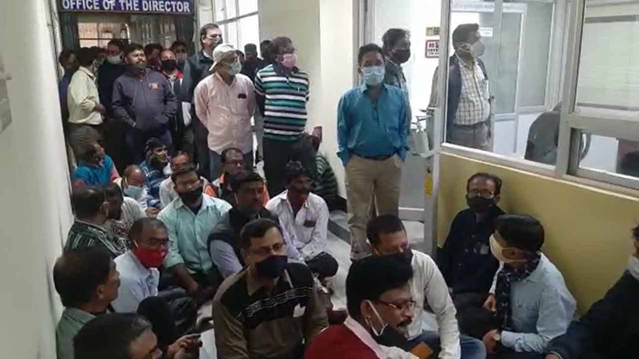 Shibpur Engineering College: তিন দফা দাবিতে শিবপুর ইঞ্জিনিয়ারিং কলেজে অশিক্ষক কর্মীদের বিক্ষোভ