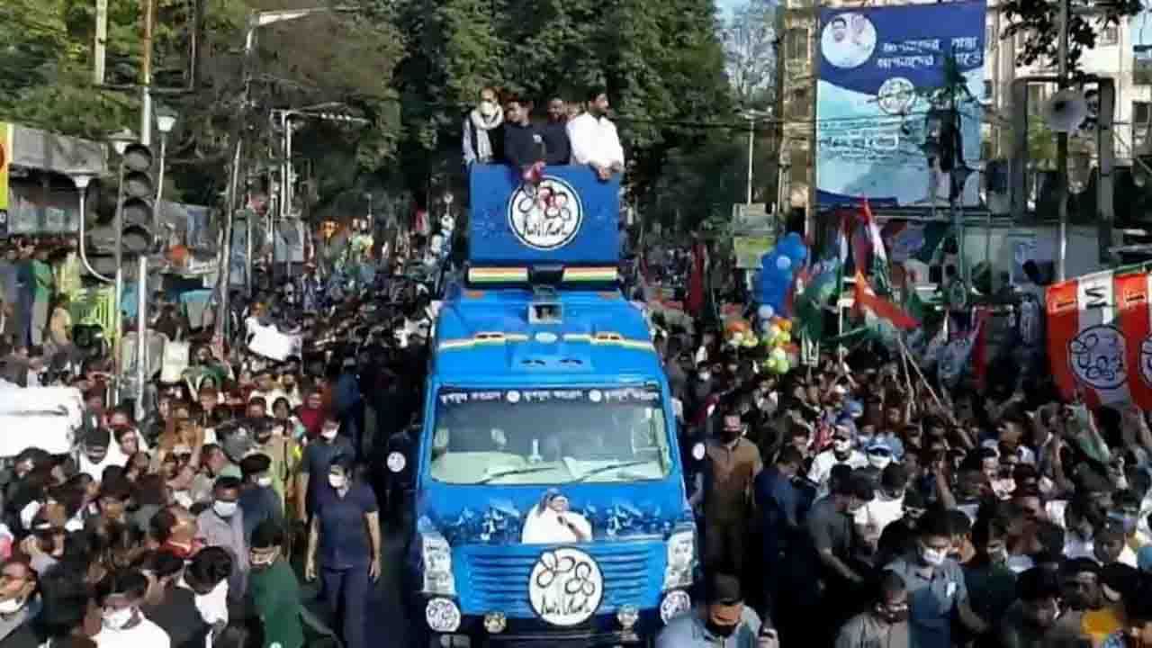  শারীরিক দূরত্ববিধির যেন কোনও বালাই নেই, মাস্ক তো বাদই দেওয়া যাক।