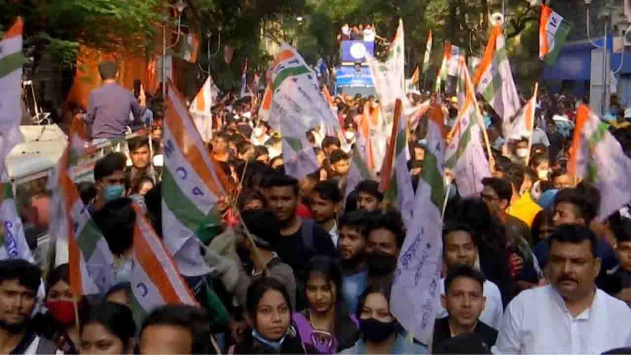 কারও মুখে মাস্ক আছে, কারও নেই.... এখান থেকে সংক্রমণ ছড়ালে দায় নেবে তো সংশ্লিষ্ট রাজনৈতিক দলগুলি?  উঠছে প্রশ্ন