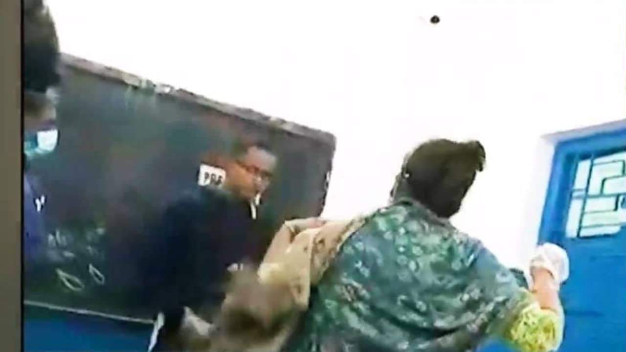 Kolkata municipal corporation election 2021: অন্যের হয়ে ভোট দেওয়ার জন্য ভোটারকে অনুনয় তৃণমূল এজেন্টের! দর্শক প্রিসাইডিং অফিসার