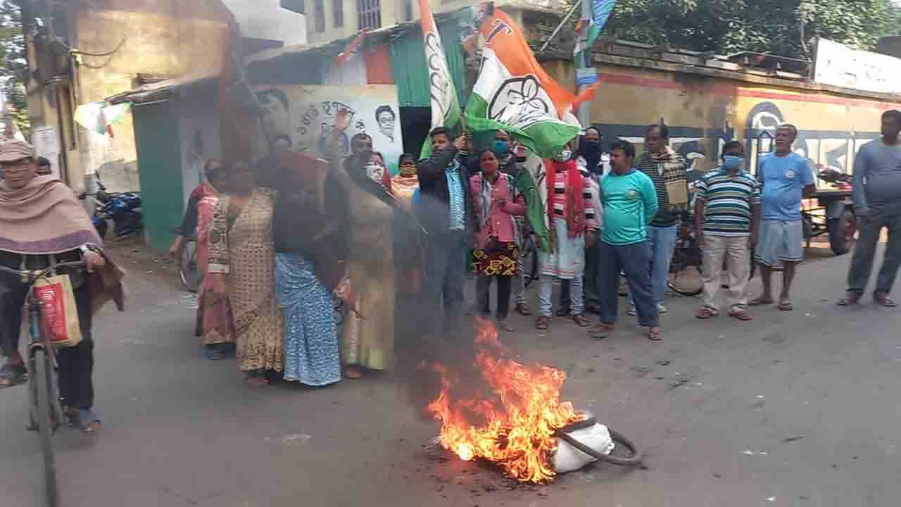 Chandannagar Municipal Election: বিধানসভা ভোটে বিজেপির হয়ে কাজ করেছে! প্রার্থীর নাম দেখে বিক্ষোভে ফেটে পড়লেন কর্মীরা Chandannagar Municipal Election: বিধানসভা ভোটে বিজেপির হয়ে কাজ করেছে! প্রার্থীর নাম দেখে বিক্ষোভে ফেটে পড়লেন কর্মীরা
