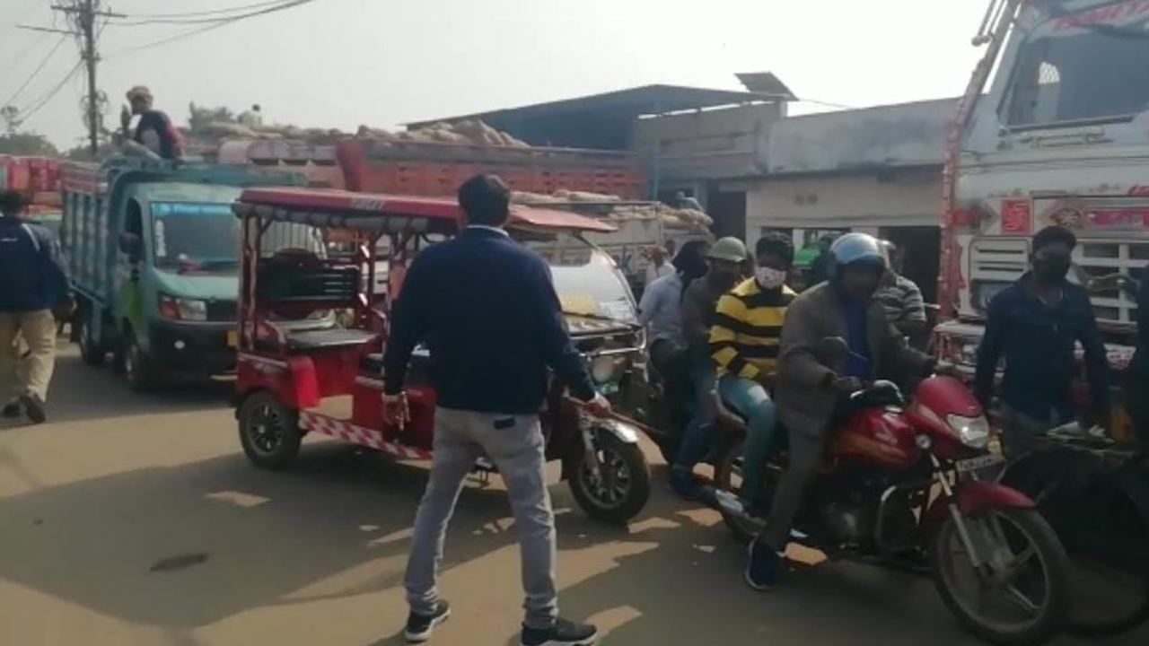 Kharagpur: রাস্তায় আটকে অ্যাম্বুল্যান্স, স্তব্ধ যান চলাচল, লাঠি হাতে ট্র্যাফিক সামলাতে নামলেন খোদ মহকুমা শাসক!