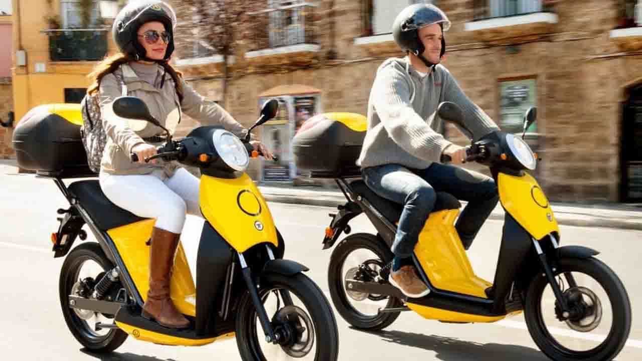 Torrot Muvi Electric Scooter: ২০২২ সালে ভারতে এই সস্তার ই-স্কুটার নিয়ে আসছে ইবাইকগো, ১০০ কিমি রেঞ্জ, সোয়্যাপেবল ব্যাটারি Torrot Muvi Electric Scooter: ২০২২ সালে ভারতে এই সস্তার ই-স্কুটার নিয়ে আসছে ইবাইকগো, ১০০ কিমি রেঞ্জ, সোয়্যাপেবল ব্যাটারি